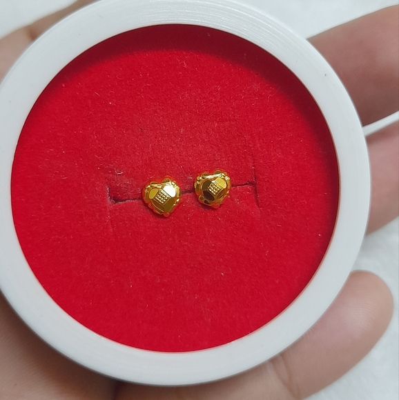 Beautiful new 😍 heart ❤️ shape studs - Picture 2 of 11
